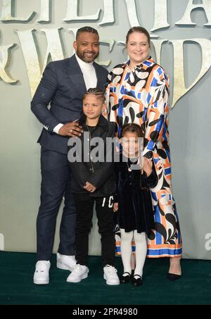 Foto muss gutgeschrieben werden ©Alpha Press 078237 20/04/2023 Jonathan JB Gill und Ehefrau Chloe Tangney mit den Kindern Ace Jeremiah Gill und Chiara Sapphire Gill Peter Pan und Wendy World Premiere in London Stockfoto