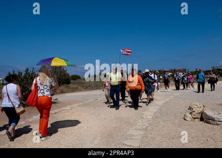 Reiseleiter begleiten eine Gruppe von Touristen durch den archäologischen Park Paphos und Mosaiken, Paphos, Zypern Stockfoto