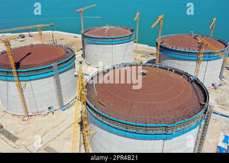 YANTAI, CHINA - 26. APRIL 2023 - ein LNG-Tank wird an der Baustelle einer LNG-Auffangstation im Gebiet Xigang im Hafen von Yantai, Shando, angehoben Stockfoto