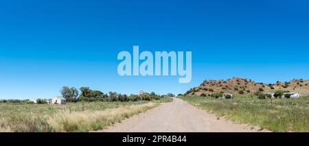 Petrusville, Südafrika - 21. Februar 2022: Panoramastraße auf der Bosduiwekop Farm auf der Straße R369 zwischen Colesberg und Petrusville. Bauernhöfe Stockfoto