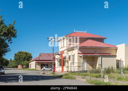 Jagersfontein, Südafrika - 21. Februar 2022: Eine Straßenszene mit dem historischen Postgebäude in Jagersfontein in der Freistaat-Provinz Stockfoto