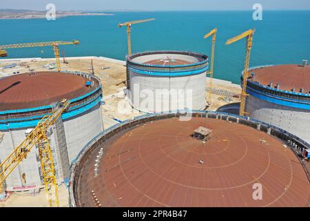 YANTAI, CHINA - 26. APRIL 2023 - ein LNG-Tank wird an der Baustelle einer LNG-Auffangstation im Gebiet Xigang im Hafen von Yantai, Shando, angehoben Stockfoto