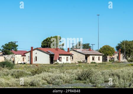 Jagersfontein, Südafrika - 21. Februar 2022: Häuser, die durch Giftschlamm aus dem Bergedamm in Jagersfontein in der Freistaat-Provinz beschädigt wurden Stockfoto