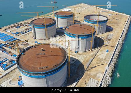 YANTAI, CHINA - 26. APRIL 2023 - ein LNG-Tank wird an der Baustelle einer LNG-Auffangstation im Gebiet Xigang im Hafen von Yantai, Shando, angehoben Stockfoto