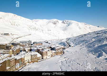 Pas de la Casa, Andorra - November 15 2019: Luftaufnahme von Pas de la Casa, einer andorranischen Stadt an der französischen Grenze, die für ihre Duty-Free-Geschäfte und IT bekannt ist Stockfoto