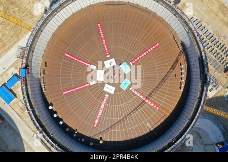 YANTAI, CHINA - 26. APRIL 2023 - ein LNG-Tank wird an der Baustelle einer LNG-Auffangstation im Gebiet Xigang im Hafen von Yantai, Shando, angehoben Stockfoto