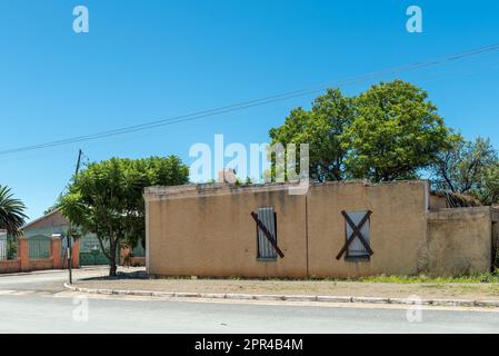 Petrusville, Südafrika - 21. Februar 2022: Eine Straßenszene mit einer alten Ruine in Petrusville in der Provinz Nordkap Stockfoto