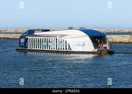 BALLONA CREEK, LOS ANGELES COUNTY, KALIFORNIEN, USA - 19. APRIL 2023: The Ocean Cleanup Trash Interceptor. Behälter, der Plastikmüll aus dem Fluss sammelt. Stockfoto