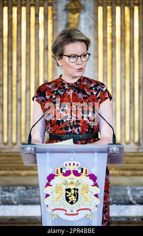 Königin Mathilde von Belgien hält eine Rede bei der Verleihung des Mathilde-Königspreises "ISEE/IDO/IDO" des Queen Mathilde Fund im Königspalast in Brüssel am Mittwoch, den 26. April 2023. Der Queen Mathilde Fund unterstützt jährlich Dutzende von Initiativen in Belgien, die sozial schwache Kinder und Jugendliche stärken. Das Projekt mit dem Titel „Ich SEHE, IDEE, ich TUE“ bietet speziell Unterstützung und professionelle Beratung für junge Menschen, die nach Lösungen für lokale Herausforderungen suchen und damit das Unternehmertum junger Menschen fördern wollen. Kurz vor der Preisverleihung hatte die Königin ein Treffen Stockfoto