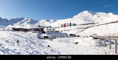 Pas de la Casa, Andorra - 30 2019. November: Panoramablick auf das Resort und die Skilifte, die auf den Gipfel der schneebedeckten Berge von Gran fahren Stockfoto