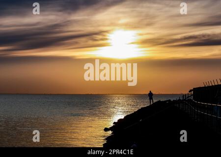 Melbourne, Australien. 26. April 2023. Ein einheimischer Fischer auf den Felsen am Middle Brighton Pier in Melbourne. Kredit: SOPA Images Limited/Alamy Live News Stockfoto