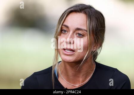 Paula Badosa aus Spanien spricht mit den Medien während des Tennisturniers Mutua Madrid Open 2023, Masters 1000 am 25. April 2023 im Caja Magica in Madrid, Spanien – Foto: Oscar J Barroso/DPPI/LiveMedia Stockfoto