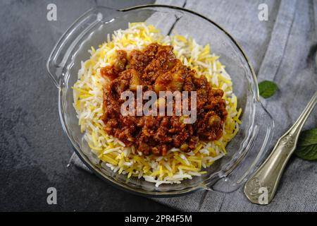 Koreshte Goosht – Persischer Rindfleischeintopf mit grünen Erbsenkartoffeln, serviert Basmati-Reis und Lavaschenbrot Stockfoto