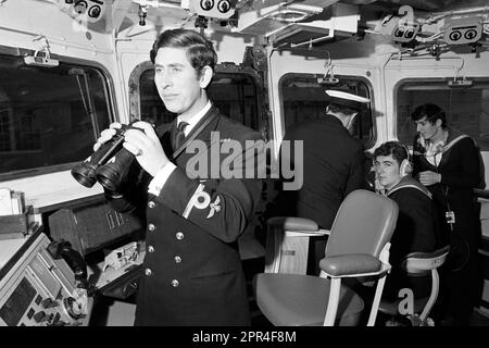 Aktenfoto vom 12.02/73, von dem Prinz von Wales, der als Unterleutnant auf der Brücke der Fregatte Minerva in Devonport diente, bevor er zu Routinepatrouillen und Übungen rund um die Westindischen Inseln aufbrach. Ausgabedatum: Mittwoch, 26. April 2023. Stockfoto