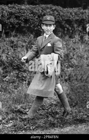 Aktenfoto vom 27. Dezember 07/58 von Prince Charles Walking to Cheam School in Berkshire. Ausgabedatum: Mittwoch, 26. April 2023. Stockfoto