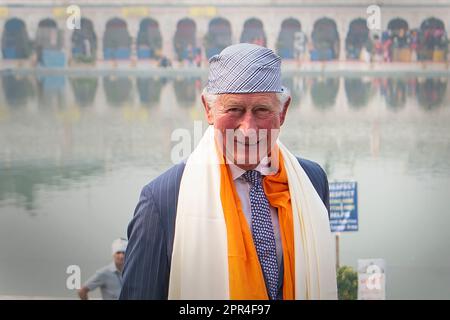 Aktenfoto vom 13. Oktober 11/19 von Prinz Charles bei einem Besuch des Bangla Sahib Gurdwara Sikh Tempels, Neu-Delhi, Indien. Ausgabedatum: Mittwoch, 26. April 2023. Stockfoto