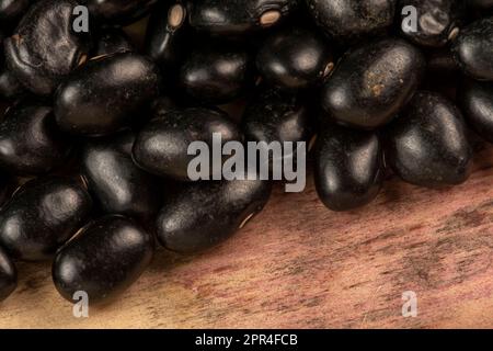 Ein Haufen schwarzer Bohnen, verstreute Details, Draufsicht Stockfoto