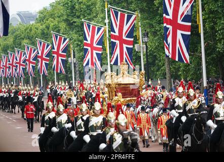 Aktenfoto vom 05./06/22 des Gold State Coach on the Mall während des Platinum Jubilee Pageant vor dem Buckingham Palace, London. Die Krönung von König Karl III. Wird viele Millionen kosten, und es obliegt den Steuerzahlern, die Rechnung zu bezahlen. Ausgabedatum: Mittwoch, 26. April 2023. Stockfoto