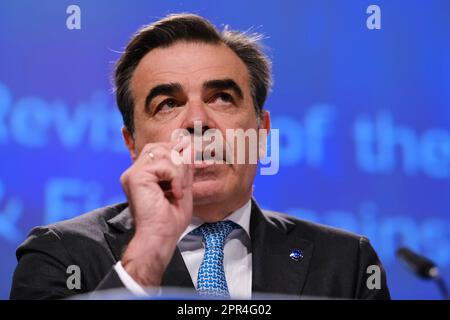 Brüssel, Belgien. 26. April 2023. Die EU-Kommissare Stella Kyriakides und Margaritis Schinas sprechen am 26. April 2023 auf einer Pressekonferenz zur Überarbeitung der Arzneimittelgesetzgebung in Brüssel, Belgien. Kredit: ALEXANDROS MICHAILIDIS/Alamy Live News Stockfoto