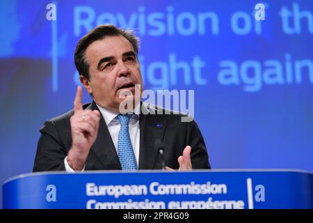 Brüssel, Belgien. 26. April 2023. Die EU-Kommissare Stella Kyriakides und Margaritis Schinas sprechen am 26. April 2023 auf einer Pressekonferenz zur Überarbeitung der Arzneimittelgesetzgebung in Brüssel, Belgien. Kredit: ALEXANDROS MICHAILIDIS/Alamy Live News Stockfoto