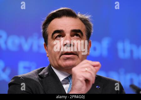 Brüssel, Belgien. 26. April 2023. Die EU-Kommissare Stella Kyriakides und Margaritis Schinas sprechen am 26. April 2023 auf einer Pressekonferenz zur Überarbeitung der Arzneimittelgesetzgebung in Brüssel, Belgien. Kredit: ALEXANDROS MICHAILIDIS/Alamy Live News Stockfoto