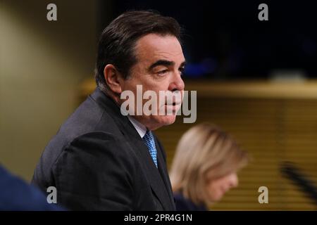 Brüssel, Belgien. 26. April 2023. Die EU-Kommissare Stella Kyriakides und Margaritis Schinas sprechen am 26. April 2023 auf einer Pressekonferenz zur Überarbeitung der Arzneimittelgesetzgebung in Brüssel, Belgien. Kredit: ALEXANDROS MICHAILIDIS/Alamy Live News Stockfoto