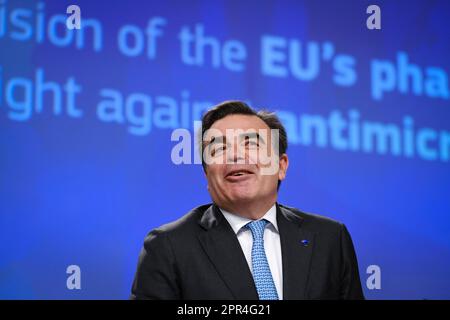 Brüssel, Belgien. 26. April 2023. Die EU-Kommissare Stella Kyriakides und Margaritis Schinas sprechen am 26. April 2023 auf einer Pressekonferenz zur Überarbeitung der Arzneimittelgesetzgebung in Brüssel, Belgien. Kredit: ALEXANDROS MICHAILIDIS/Alamy Live News Stockfoto