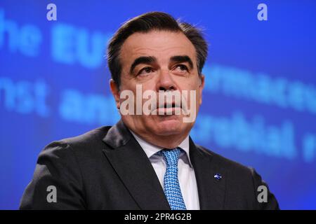 Brüssel, Belgien. 26. April 2023. Die EU-Kommissare Stella Kyriakides und Margaritis Schinas sprechen am 26. April 2023 auf einer Pressekonferenz zur Überarbeitung der Arzneimittelgesetzgebung in Brüssel, Belgien. Kredit: ALEXANDROS MICHAILIDIS/Alamy Live News Stockfoto