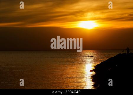 Melbourne, Australien. 26. April 2023. Ein Mann im Kajak paddelt über den Sonnenuntergang am Middle Brighton Beach in Melbourne. Kredit: SOPA Images Limited/Alamy Live News Stockfoto