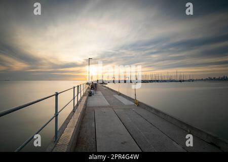 Melbourne, Australien. 26. April 2023. Einheimische Fischer, die sich für den Abend am Middle Brighton Pier in Melbourne einrichten. Kredit: SOPA Images Limited/Alamy Live News Stockfoto