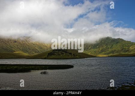 Ein Panoramablick auf Caldeirão, den vulkanischen Krater der Insel Corvo, die Azoren, Portugal Stockfoto