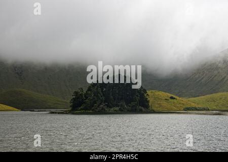 Ein Panoramablick auf Caldeirão, den vulkanischen Krater der Insel Corvo, die Azoren, Portugal Stockfoto