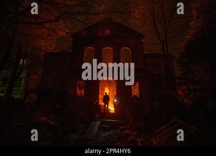 Die Vorderseite der Mount Pleasant Chapel in New Mills, ein Feuer in diesem zerstörten Gebäude. Eine Kirche erleuchtet durch das Glühen der Flammen, als sie gelöscht wurde Stockfoto