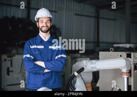 Porträt hispanischer, weißer Techniker, männlicher Mann, selbstbewusst, glückliches Lächeln Stockfoto