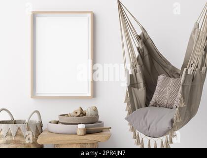 Leeres vertikales Bildmodell im Raum. Boho-Stil. Leerer Platz für Bildmaterial, Poster. Rattankorb, Makrame-Sessel zum Aufhängen. Holzrahmen nachgestellt Stockfoto