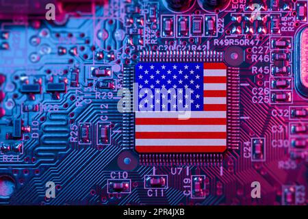 US-Flagge auf Computerchips für Chip war Concept. US-Chiphersteller weltweit. Microchip on Motherboard mit dem weltweit größten Chip-Hersteller und Anbieter in Amerika Stockfoto