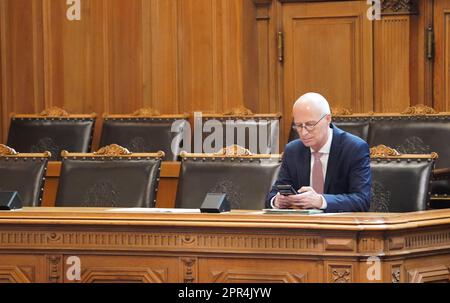 Hamburg, Deutschland. 26. April 2023. Peter Tschentscher (SPD), erster Bürgermeister und Präsident des Senats der Freien und Hansestadt Hamburg, sitzt während der Sitzung des Hamburger Parlaments im Rathaus auf der Senatsbank im Plenum. Kredit: Marcus Brandt/dpa/Alamy Live News Stockfoto