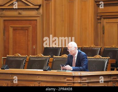 Hamburg, Deutschland. 26. April 2023. Peter Tschentscher (SPD), erster Bürgermeister und Präsident des Senats der Freien und Hansestadt Hamburg, sitzt während der Sitzung des Hamburger Parlaments im Rathaus auf der Senatsbank im Plenum. Kredit: Marcus Brandt/dpa/Alamy Live News Stockfoto