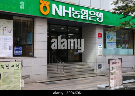 BUSAN, SÜDKOREA - 30. MÄRZ 2023: NongHyup Bank (NH Bank, ehemals National Agricultural Cooperative Federation) in Busan, Südkorea. Stockfoto