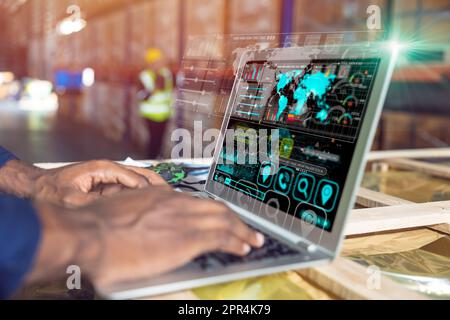 Lagermitarbeiter, die zukunftsweisende Technologien für die Nachverfolgung von Lagerbeständen und die Verwaltung von Lagerbeständen verwenden. Stockfoto