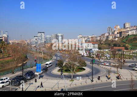 ISTANBUL, TÜRKEI - 25. MÄRZ 2023: Das Kagithane-Viertel Istanbul, die größte Stadt der Türkei. Stockfoto