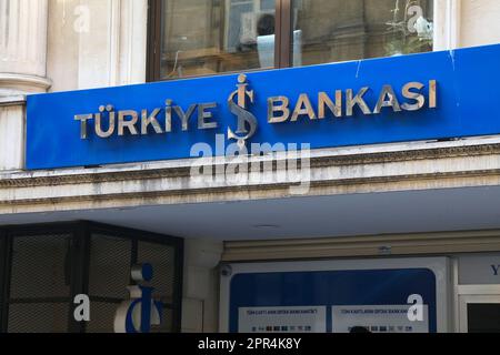 ISTANBUL, TÜRKEI - 25. MÄRZ 2023: Turkiye Bankasi, auch bekannt als Isbank. Sie ist eine der größten Banken in der Türkei. Stockfoto