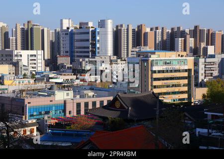 SUWON, SÜDKOREA - 8. APRIL 2023: Moderne Skyline von Suwon. Es ist eine der größten Städte Südkoreas. Stockfoto