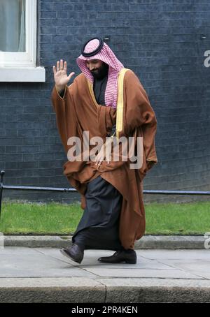 Saudi Crown Prince Mohammad bin Salman bin Abdulaziz Al Saud besucht die Downing Street Nr. 10 in London. Stockfoto