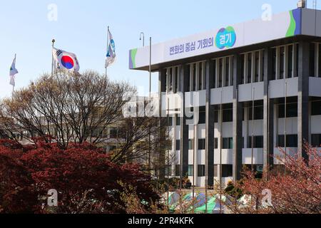 SUWON, SÜDKOREA - 8. APRIL 2023: Gyeonggi Provincial Government Building in Suwon, der Hauptstadt der Provinz Gyeonggi. Stockfoto