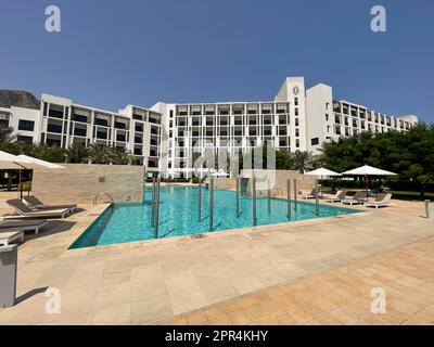 Fujairah, Vereinigte Arabische Emirate - 28. September 2021 : Blick auf das Intercontinental fujairah Resort, ein 5-Sterne-Hotel, von der anderen Seite des Poolbereichs Stockfoto