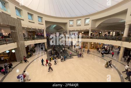 Dubai, Vereinigte Arabische Emirate - 12. Juni 2022 : Weitwinkelblick auf die Einkäufer, die in der Deira City Center Mall umherlaufen und einkaufen. Stockfoto