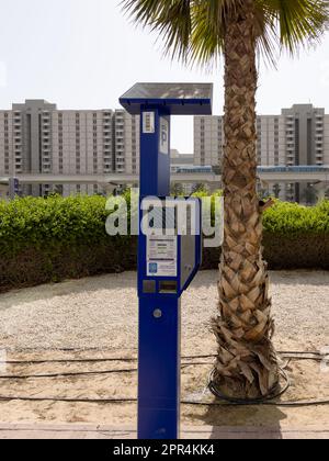 Dubai, Vereinigte Arabische Emirate - 7. Oktober 2021 : eine moderne solarbetriebene Parkuhr mit neuester Technologie in Dubai. Stockfoto