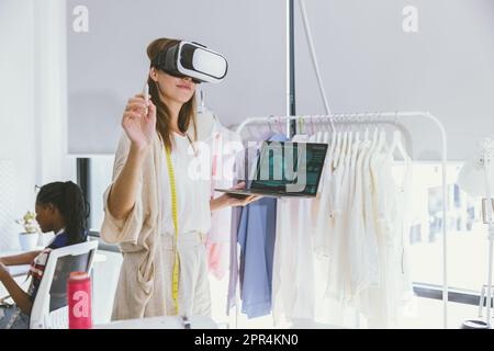 Kostümdesigner, der moderne digitale VR-Design-Technologie im Tailor Studio verwendet Stockfoto