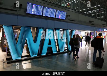 WARSCHAU, POLEN - 24. MÄRZ 2023: Passagiere beeilen sich am Flughafen Warschau (IATA-Code: WAW) in Polen. Stockfoto